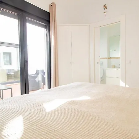 Dek001 Riverview Modern Townhouse In Centre Of Ay *